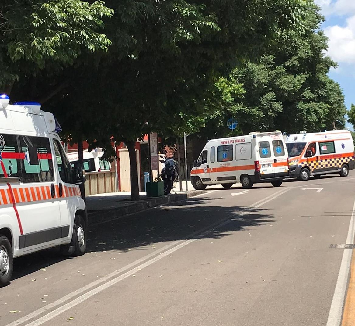 Le ambulanze in viale Italia prima che venisse ripristinata la circolazione dei mezzi pubblici, immagine di repertorio