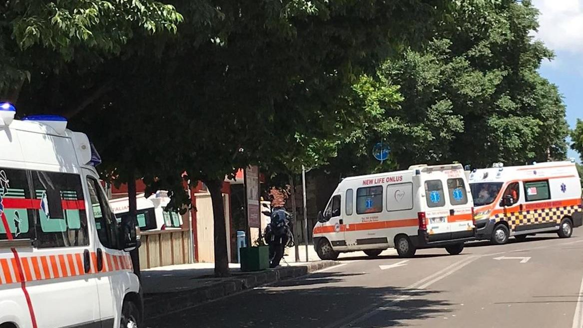 Le ambulanze in viale Italia prima che venisse ripristinata la circolazione dei mezzi pubblici, immagine di repertorio
