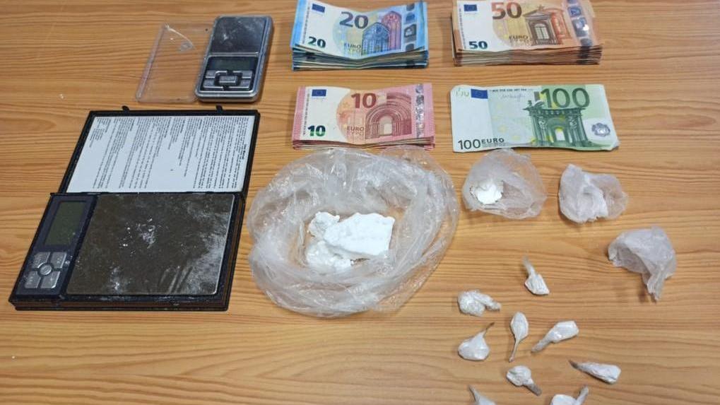Stupefacenti, contanti e bilancini sequestrati dai carabinieri