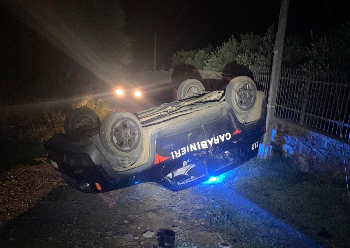 Gli ritirano la patente e rovescia l'auto dei carabinieri con una benna: arrestato