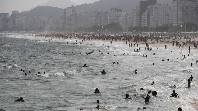 Covid: Brasile, a Rio torna libero l'accesso alle spiagge