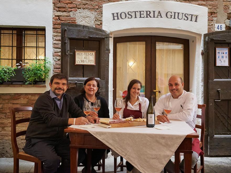 Modena, dalla vecchia etichetta il lambrusco nostalgia dei 50 anni di amicizia tra Giusti e Paltrinieri 