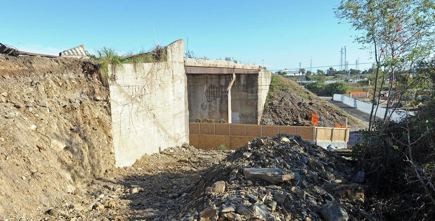 Primi interventi al cantiere per preparare l’abbattimento 