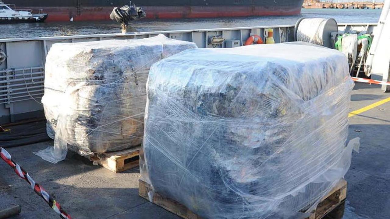 Guardia costiera a Ivy1 «Pagherete il recupero di tutte le ecoballe»