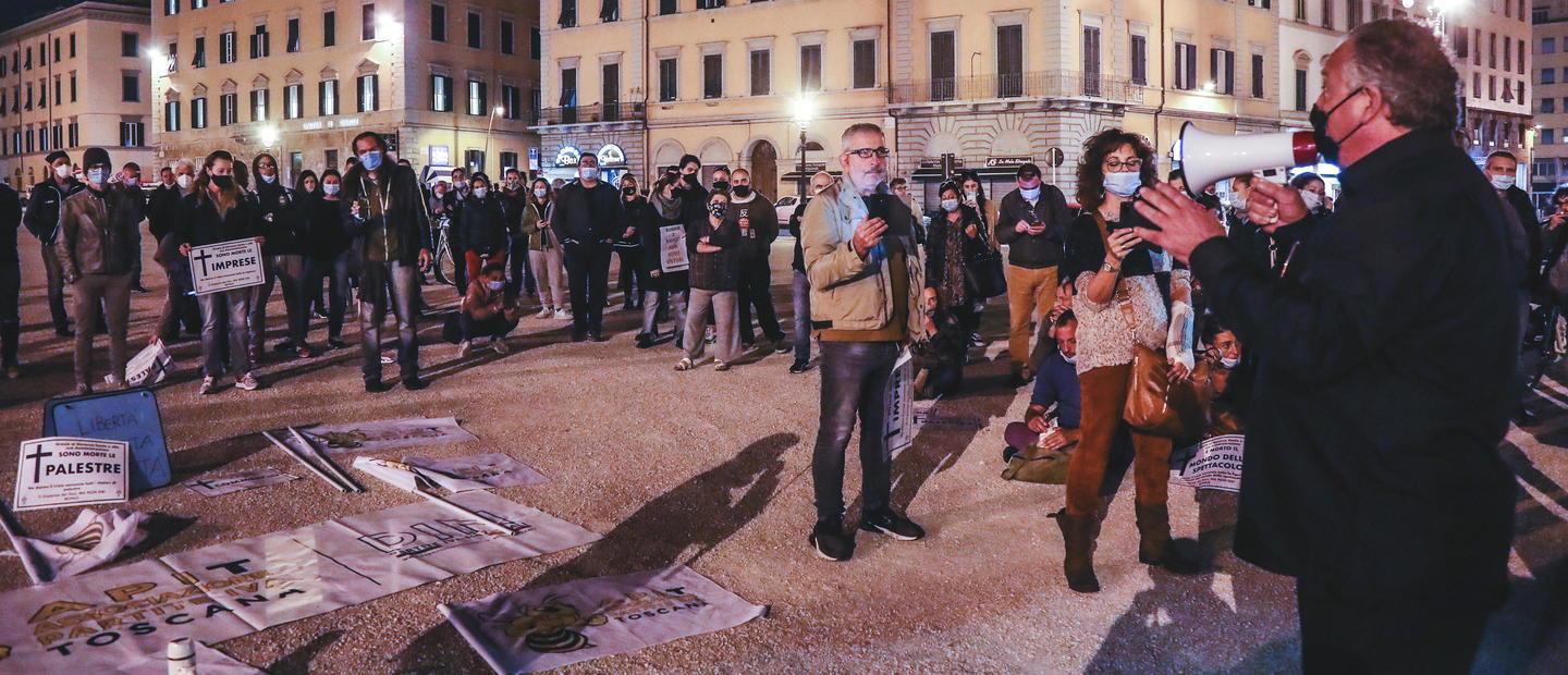 Palestre, negozi e piccoli imprenditori protestano insieme contro il governo 