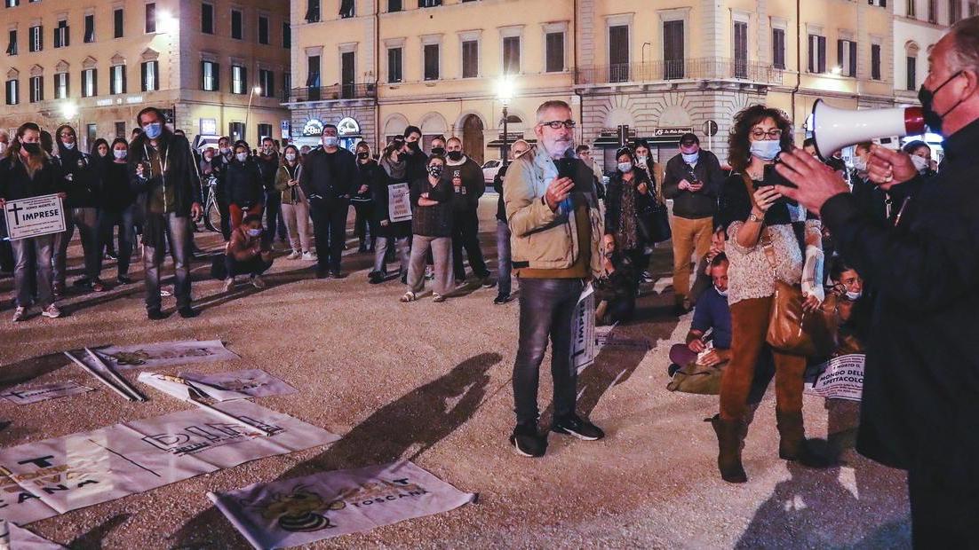 Palestre, negozi e piccoli imprenditori protestano insieme contro il governo