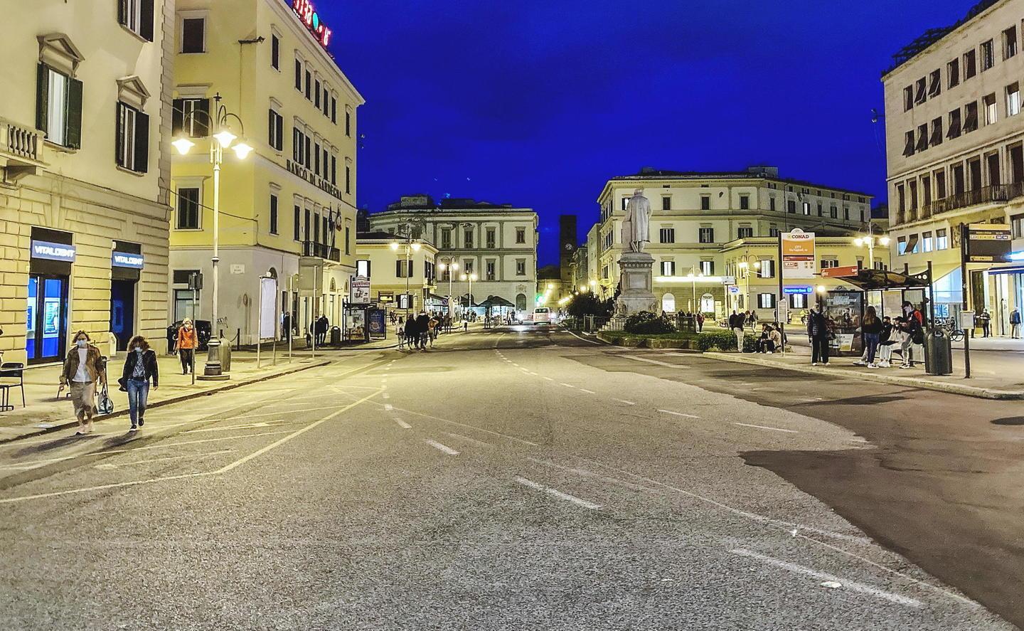 «Il lockdown? C’è già dal pomeriggio» Negozi deserti, acquisti rimandati 