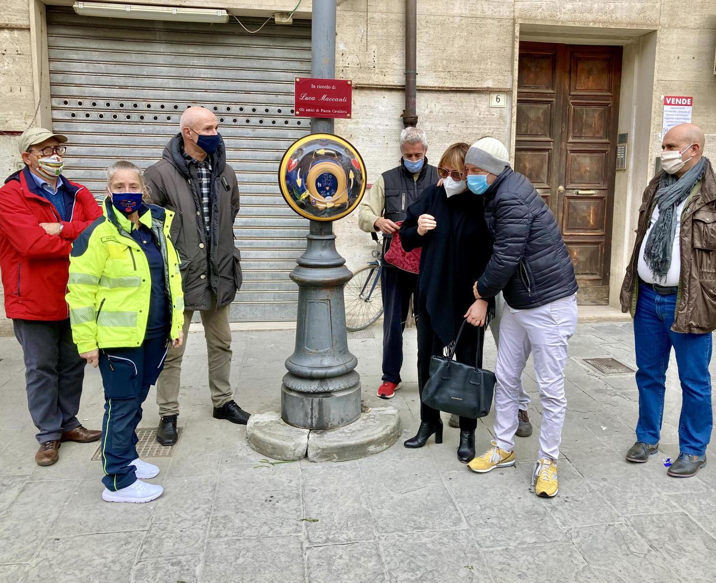 In piazza Cavallotti arriva il defibrillatore per ricordare Luca 