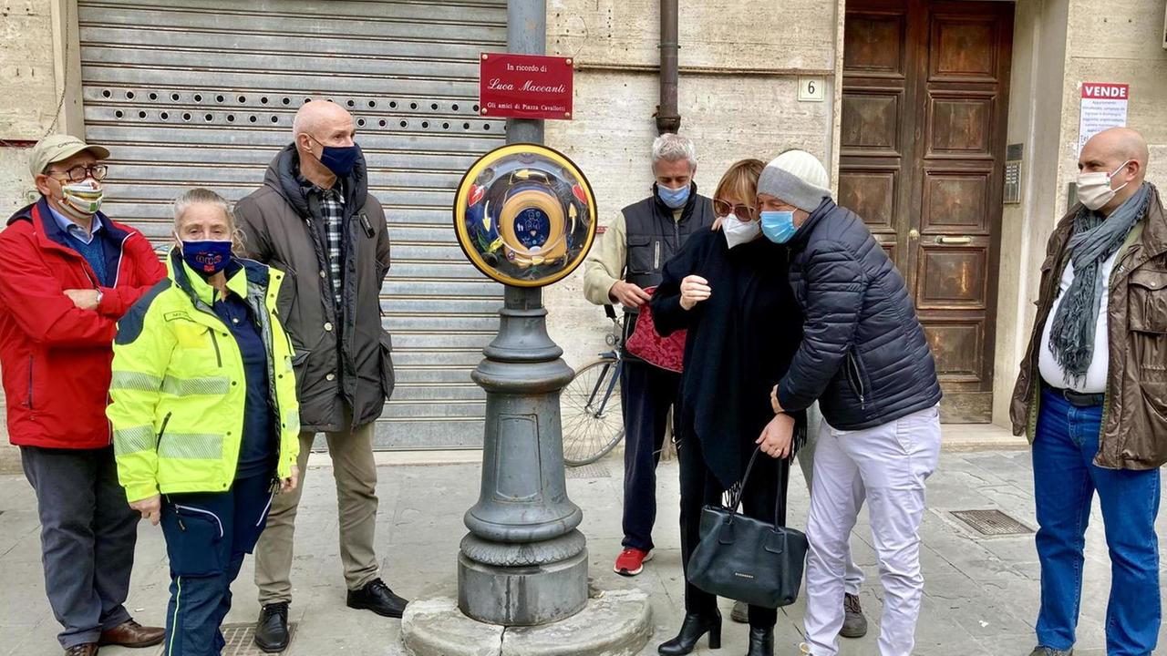 In piazza Cavallotti arriva il defibrillatore per ricordare Luca