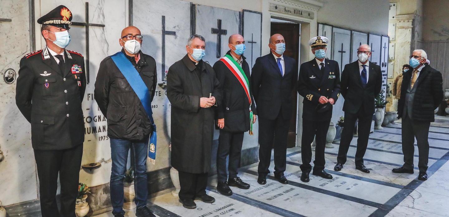 Cerimonia ridotta: le autorità cittadine omaggiano i defunti 