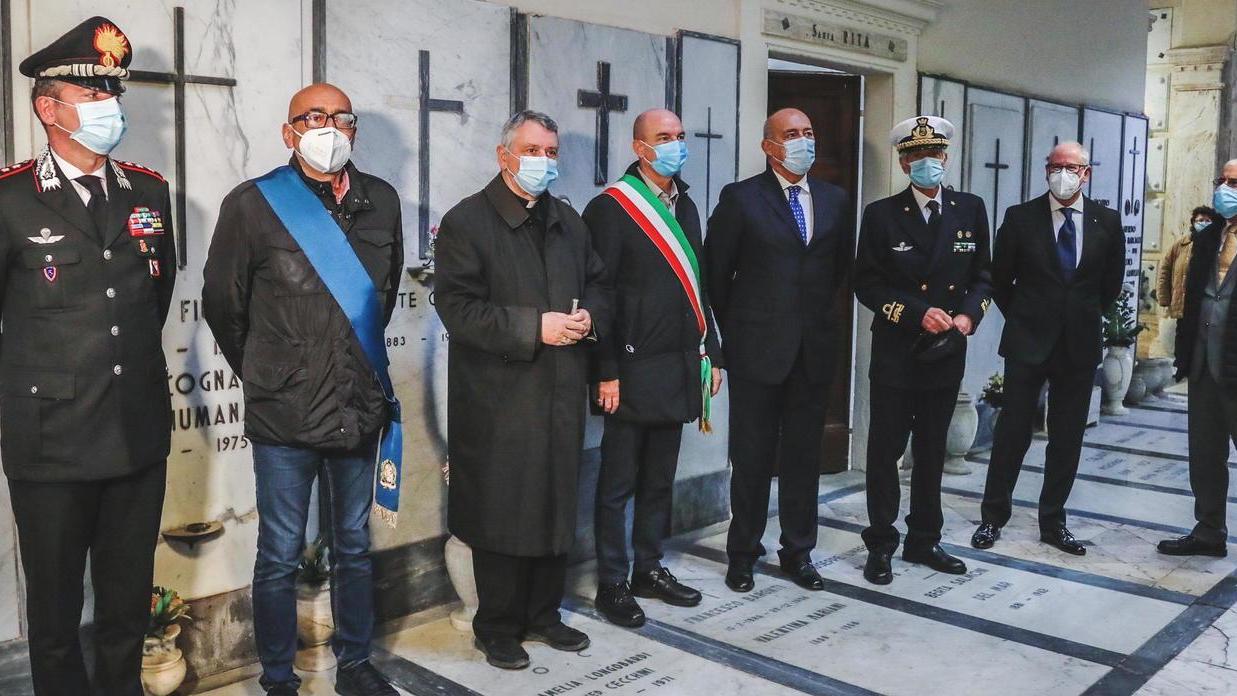 Cerimonia ridotta: le autorità cittadine omaggiano i defunti