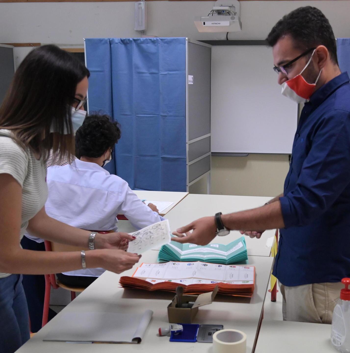 Partiti i pagamenti per chi è stato impegnato ai seggi elettorali