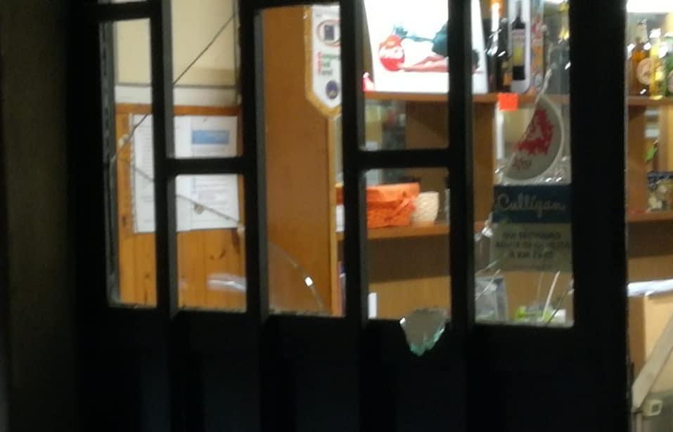 Sfondati vetro e porta al circolo, ma il ladro se ne va senza bottino 