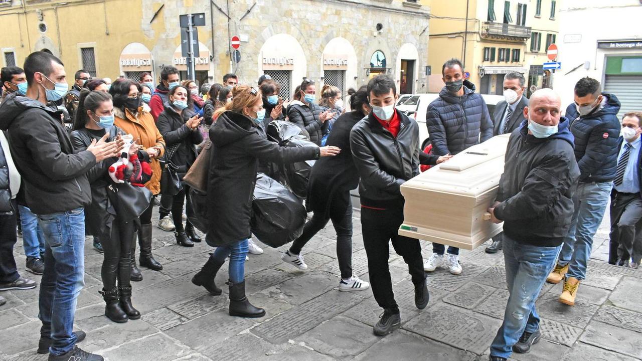 Applausi e lacrime per l’addio a Gabriele