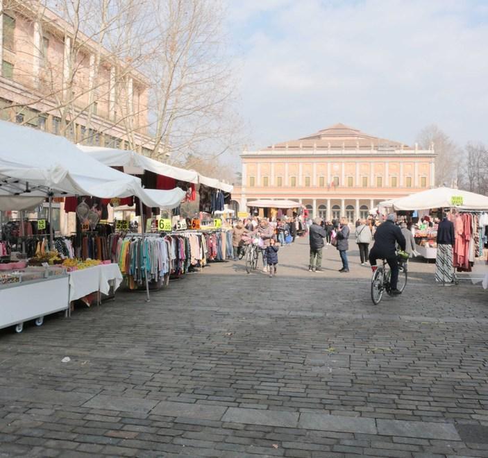 Mercati, stop alle merci usate e alle distese di bar e locali 