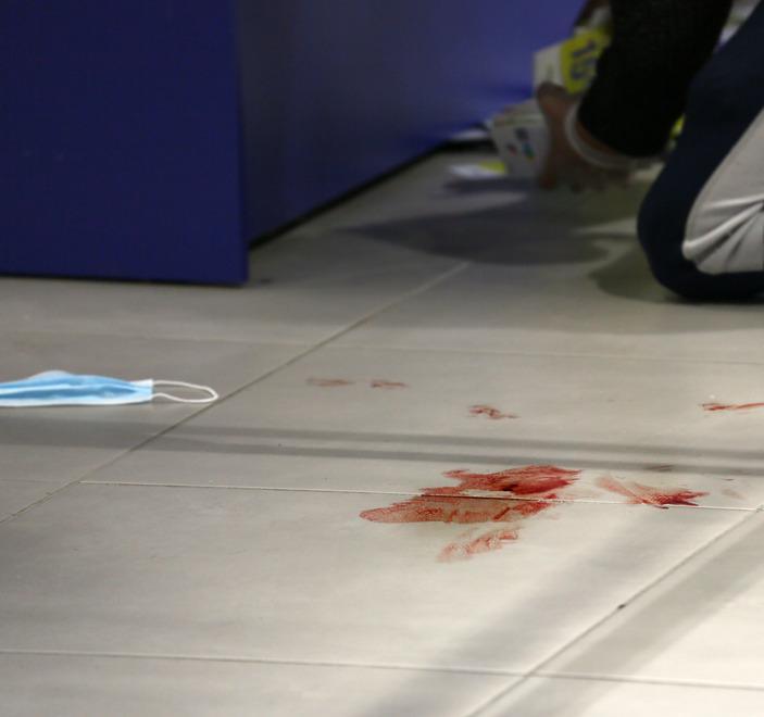 Direttore e dipendenti attoniti Sul pavimento resta il sangue 