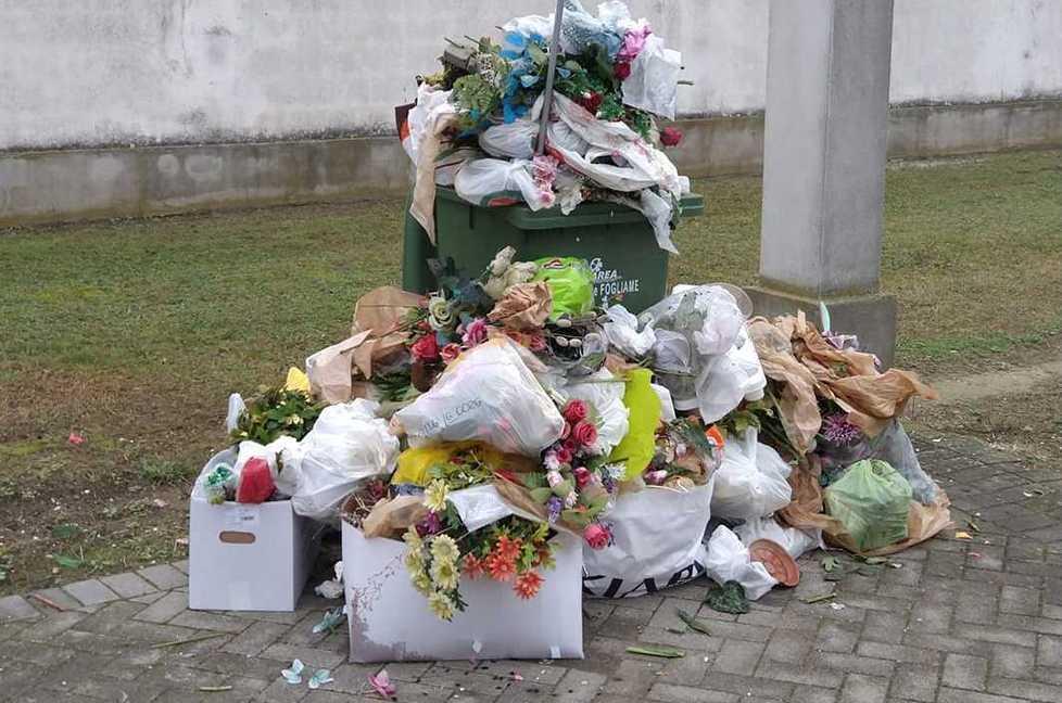 Accumulo di fiori al bidone