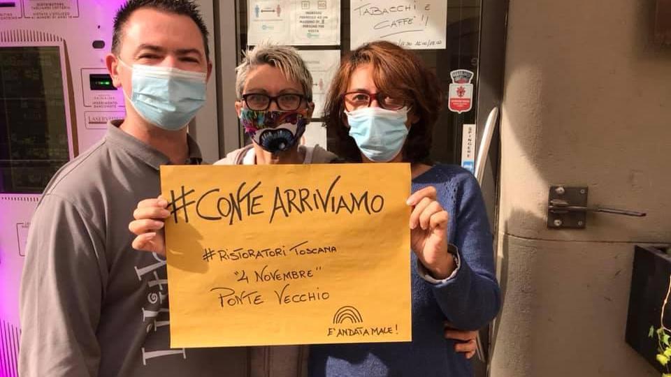 Da sinistra Antonio Sabatino, la dipendente Paola Tabaglio e la moglie Monica Ammannati mentre si preparano alla parte verso Roma con la marcia promossa da Ristoratori Toscana