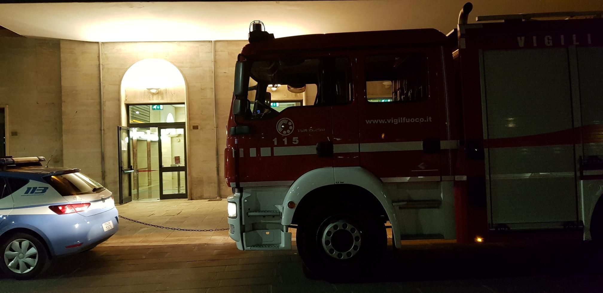 Un intervento di polizia e vigili del fuoco
