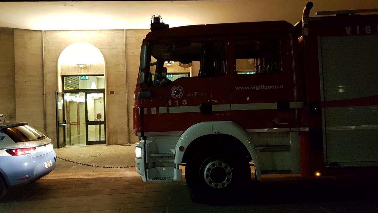 Un intervento di polizia e vigili del fuoco