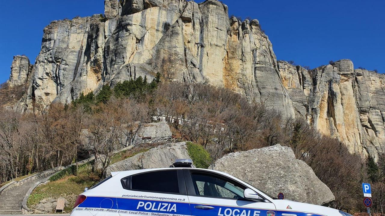 In sella a uno scooter senza targa scappa e cerca di investire gli agenti, preso