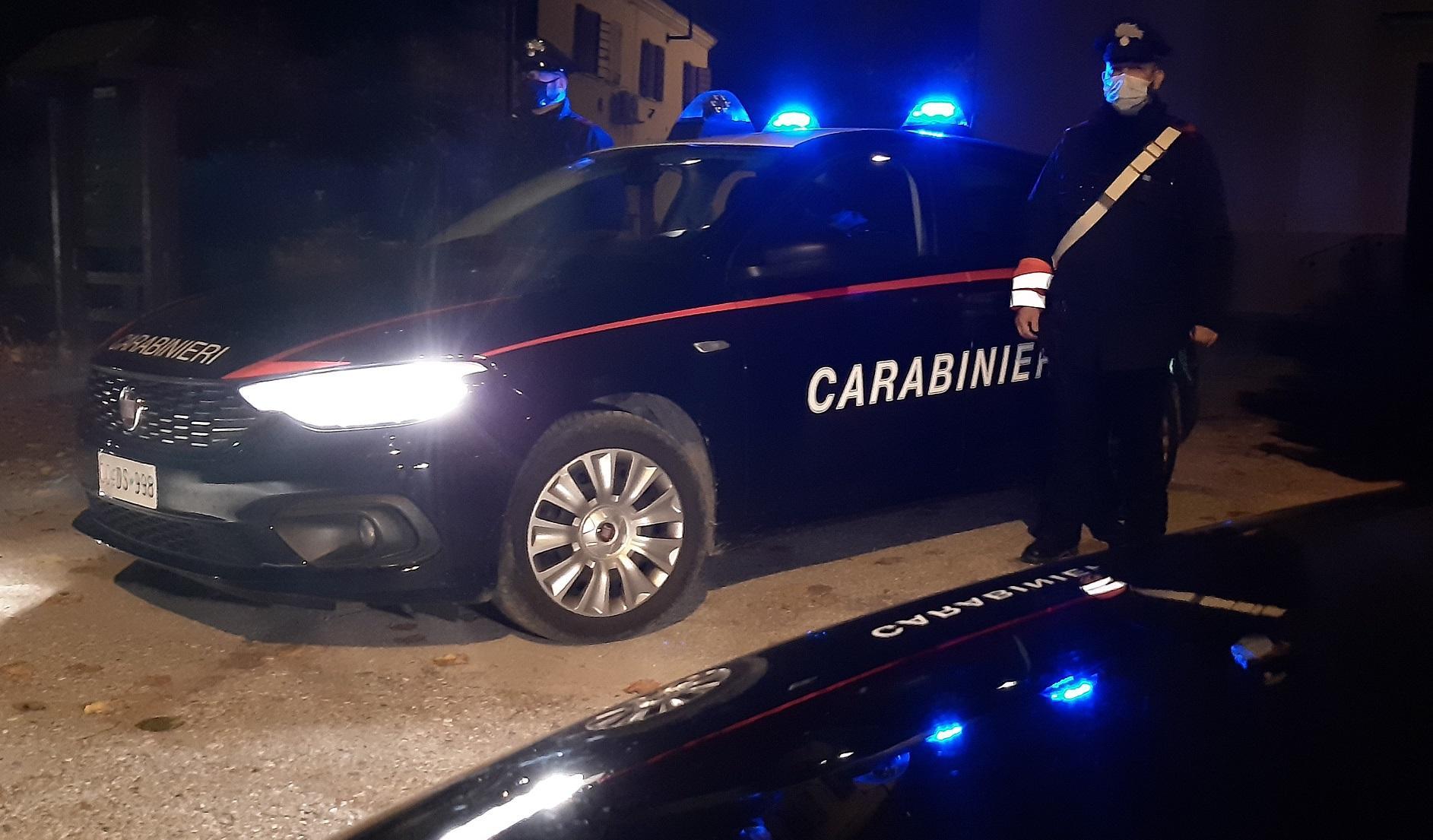 Una pattuglia dei carabinieri (foto archivio)