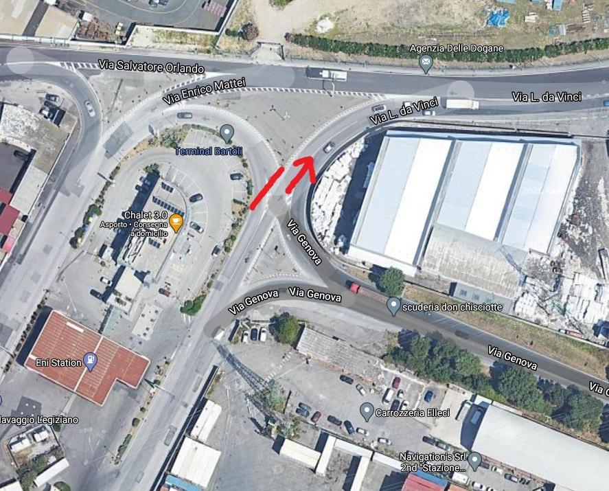 Si rompe un tombino, chiusa la rotatoria lungo il ponte Genova: "Ecco da dove passare" 