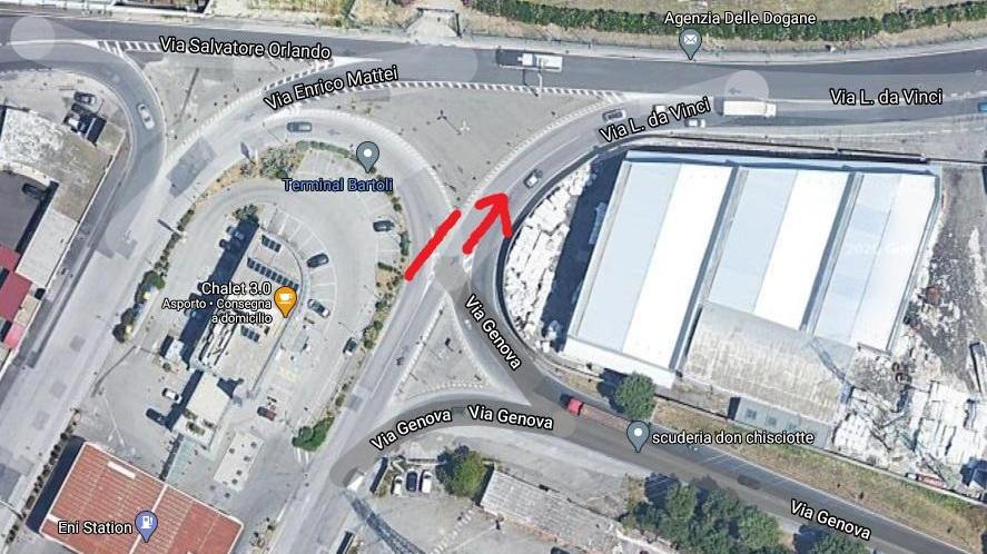 Si rompe un tombino, chiusa la rotatoria lungo il ponte Genova: "Ecco da dove passare"