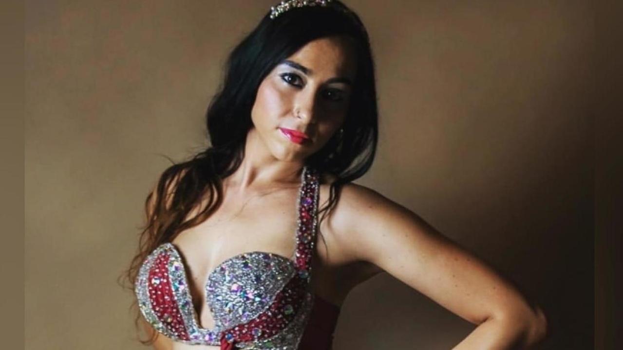 La danzatrice del ventre che fa ballare maschi e femmine: «Amare se stessi si può, ecco come»