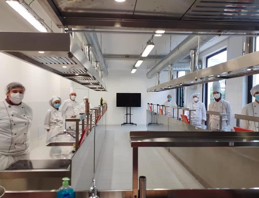 Scuole superiori, tutti a casa: si salvano (solo) i laboratori 