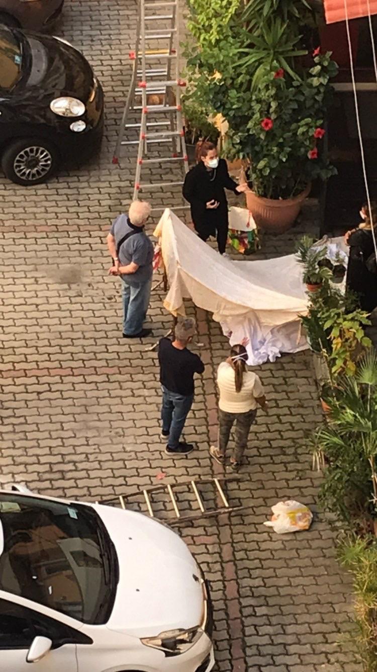 Cade dalla scala mentre cambia una lampadina, batte il capo e muore a Cagliari