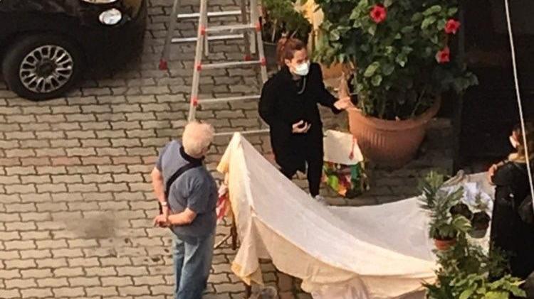 Cade dalla scala mentre cambia una lampadina, batte il capo e muore a Cagliari