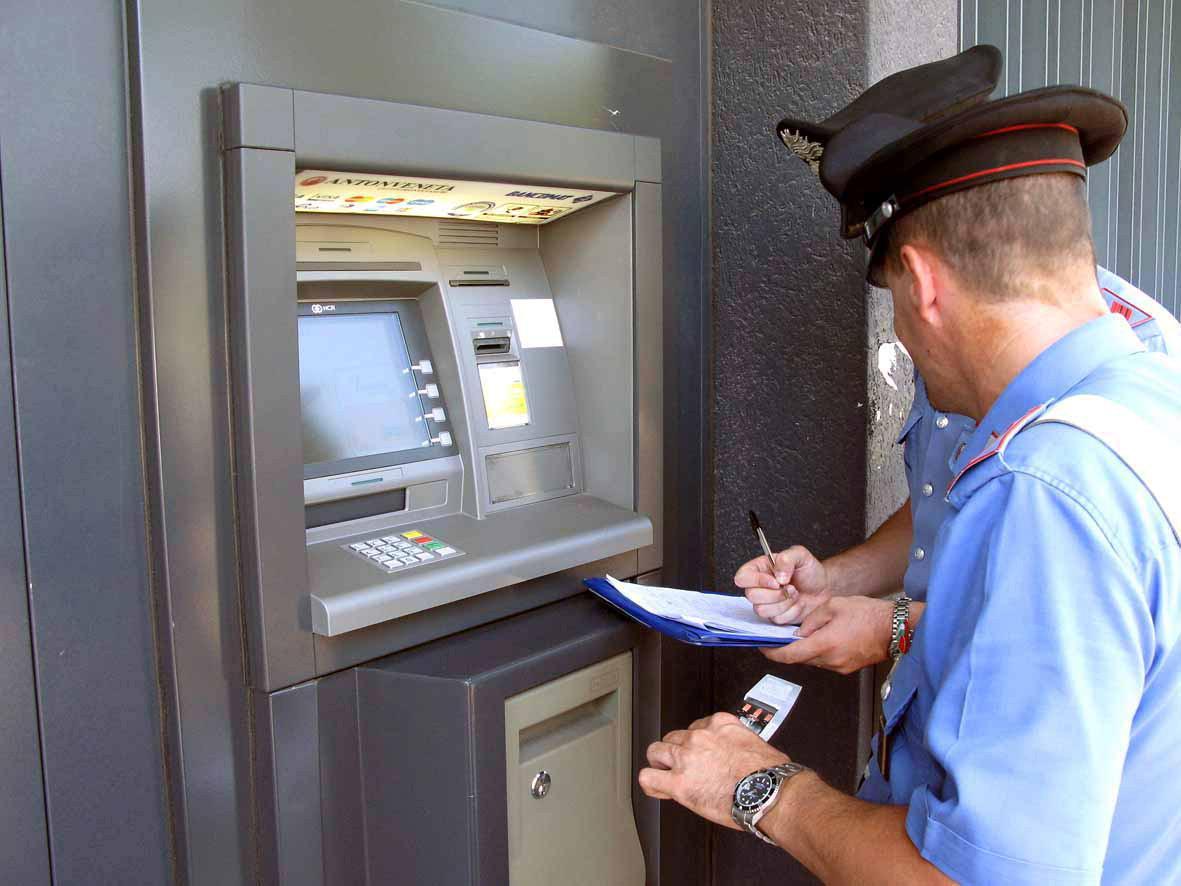 Carabinieri davanti a un bancomat / foto archivio