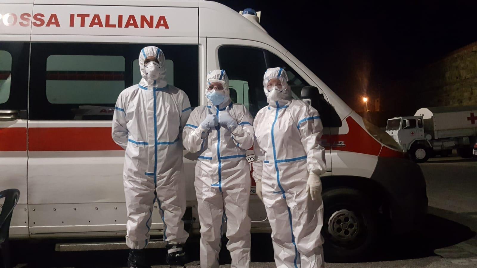Volontari della Croce rossa durante un servizio covid