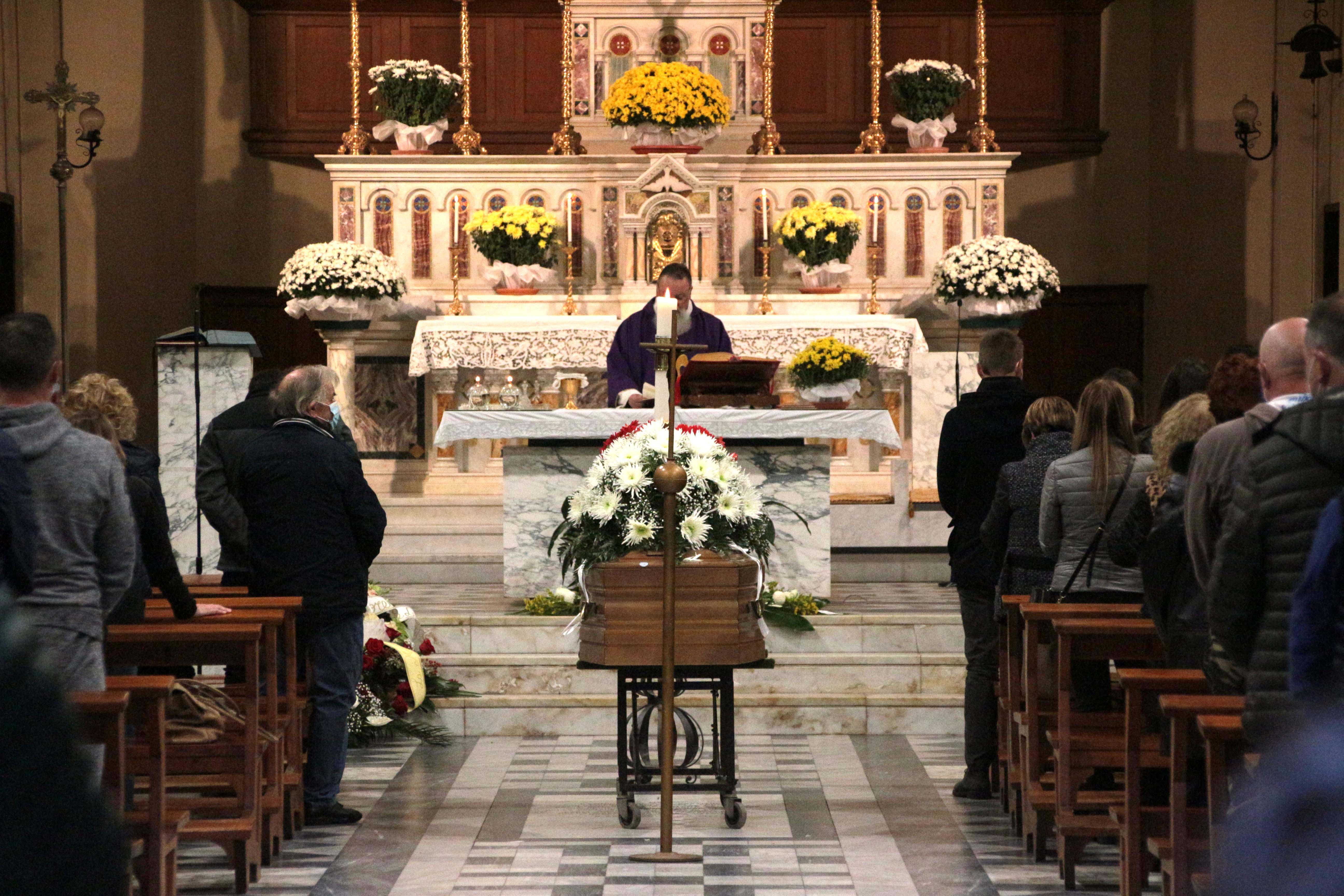 Chiesa piena per l'addio all'operaio morto in cava, l'amico: "Vivrai in ognuno di noi per sempre" 