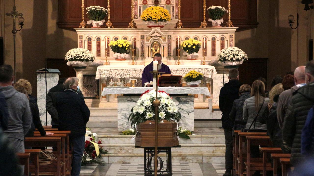 Chiesa piena per l'addio all'operaio morto in cava, l'amico: "Vivrai in ognuno di noi per sempre"