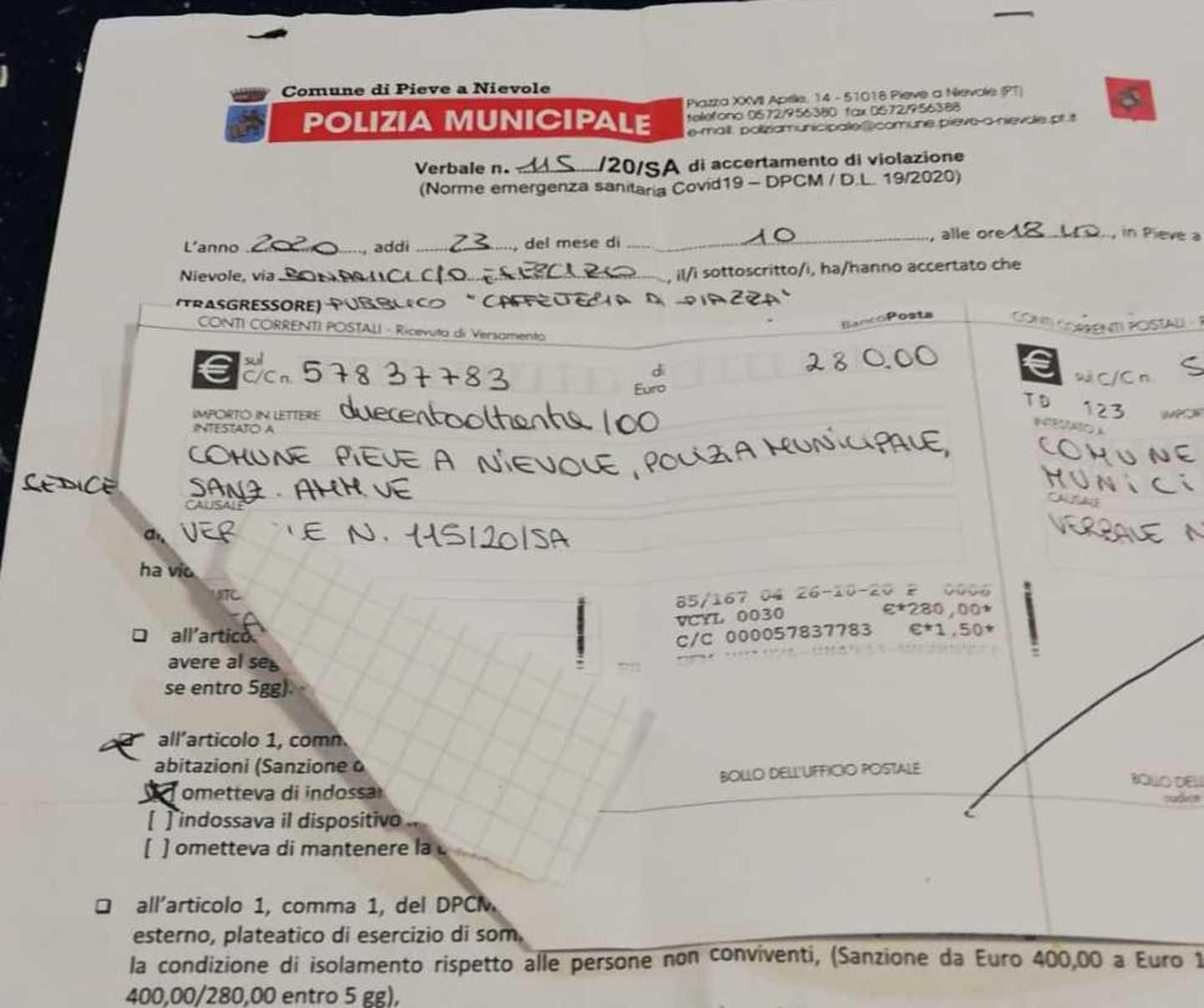 Aveva la mascherina abbassata, i clienti del bar le pagano la multa 