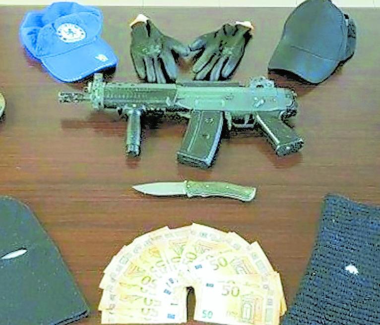 Il materiale sequestrato dai carabinieri ai due arrestati