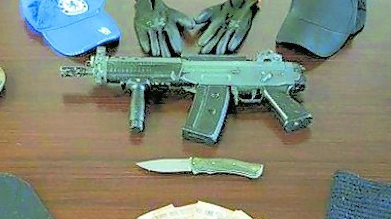 Il materiale sequestrato dai carabinieri ai due arrestati
