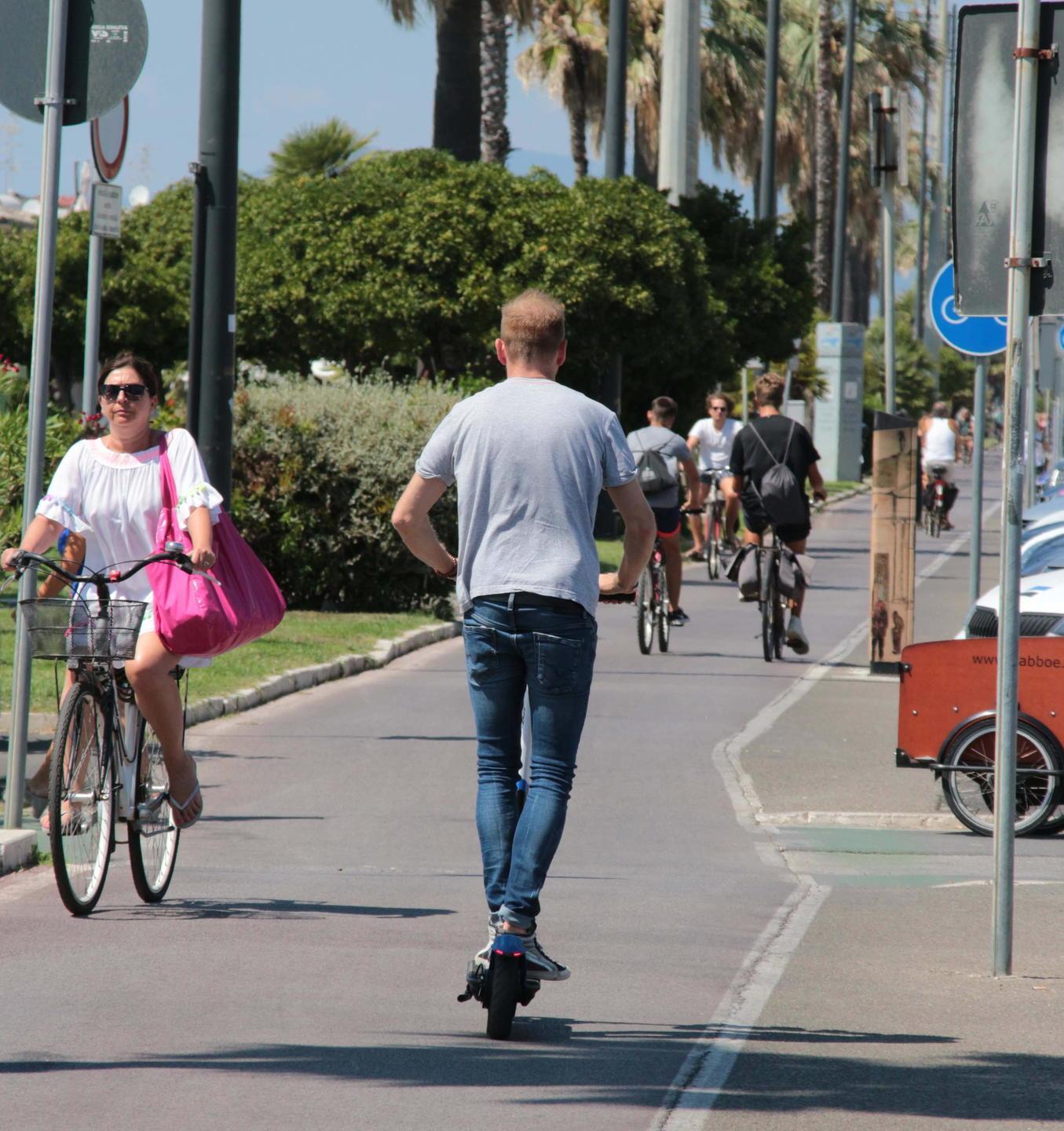 Investita dal monopattino in Passeggiata a Viareggio, cerca testimoni 
