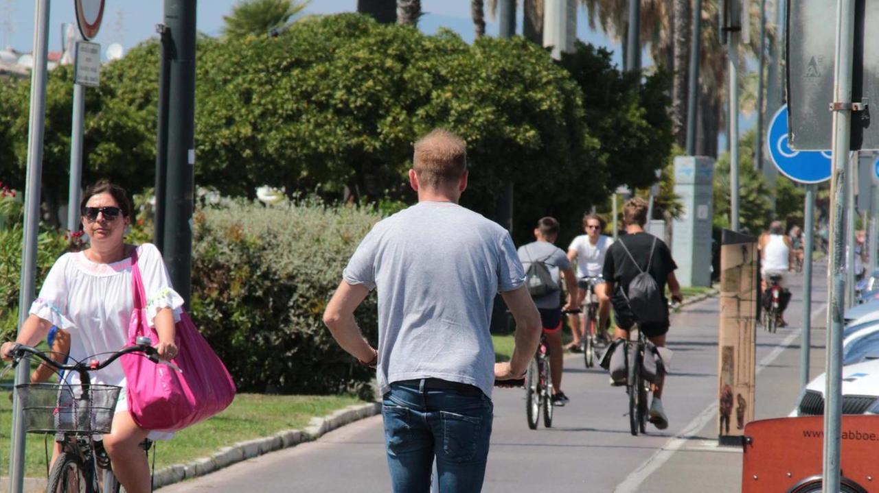 Investita dal monopattino in Passeggiata a Viareggio, cerca testimoni
