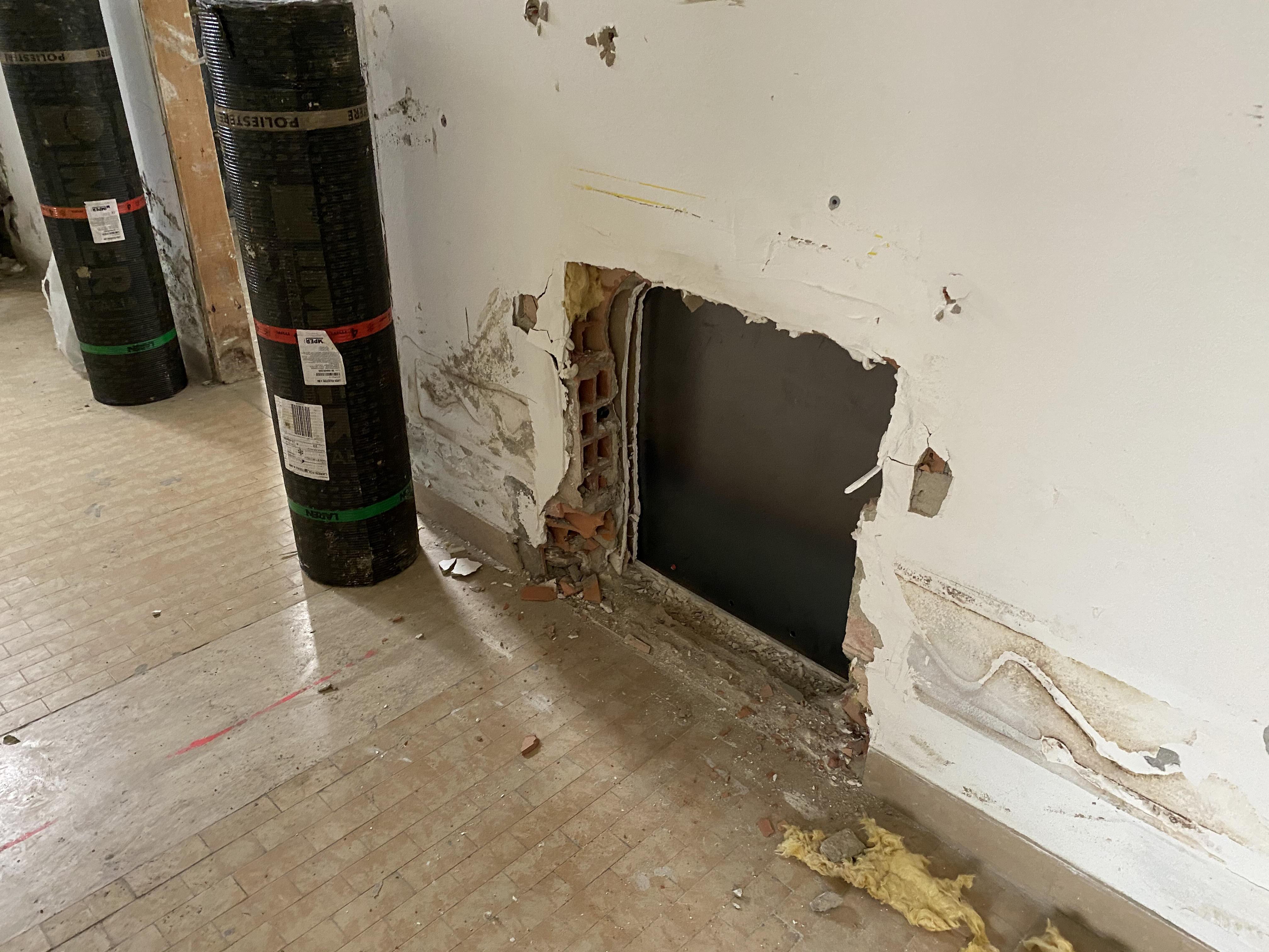 Il buco con cui i rapinatori sono entrati nella filiale della Bpm all'interno dell'ospedale Lotti