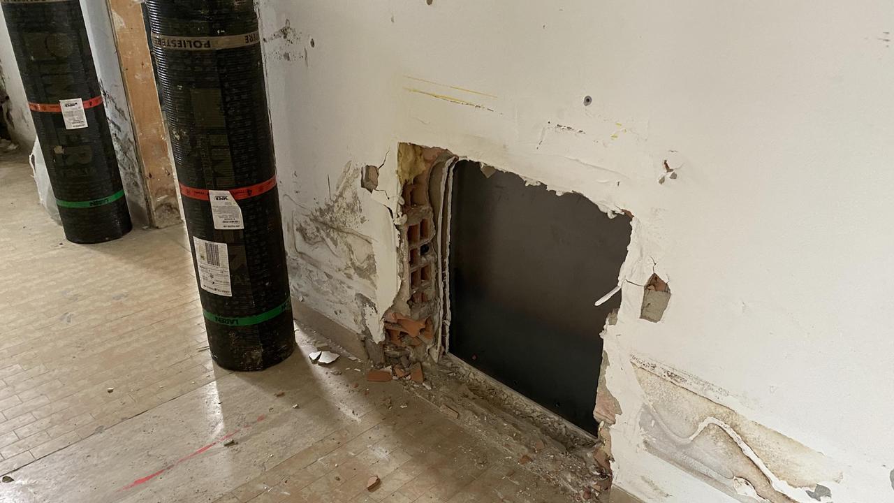 Il buco con cui i rapinatori sono entrati nella filiale della Bpm all'interno dell'ospedale Lotti