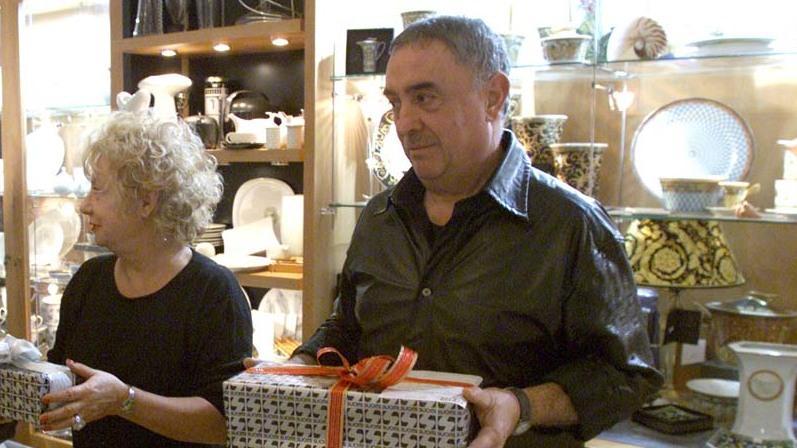 Francesco Cocchini, a destra, all’interno di quello che un tempo era il negozio Suomi di via Grande