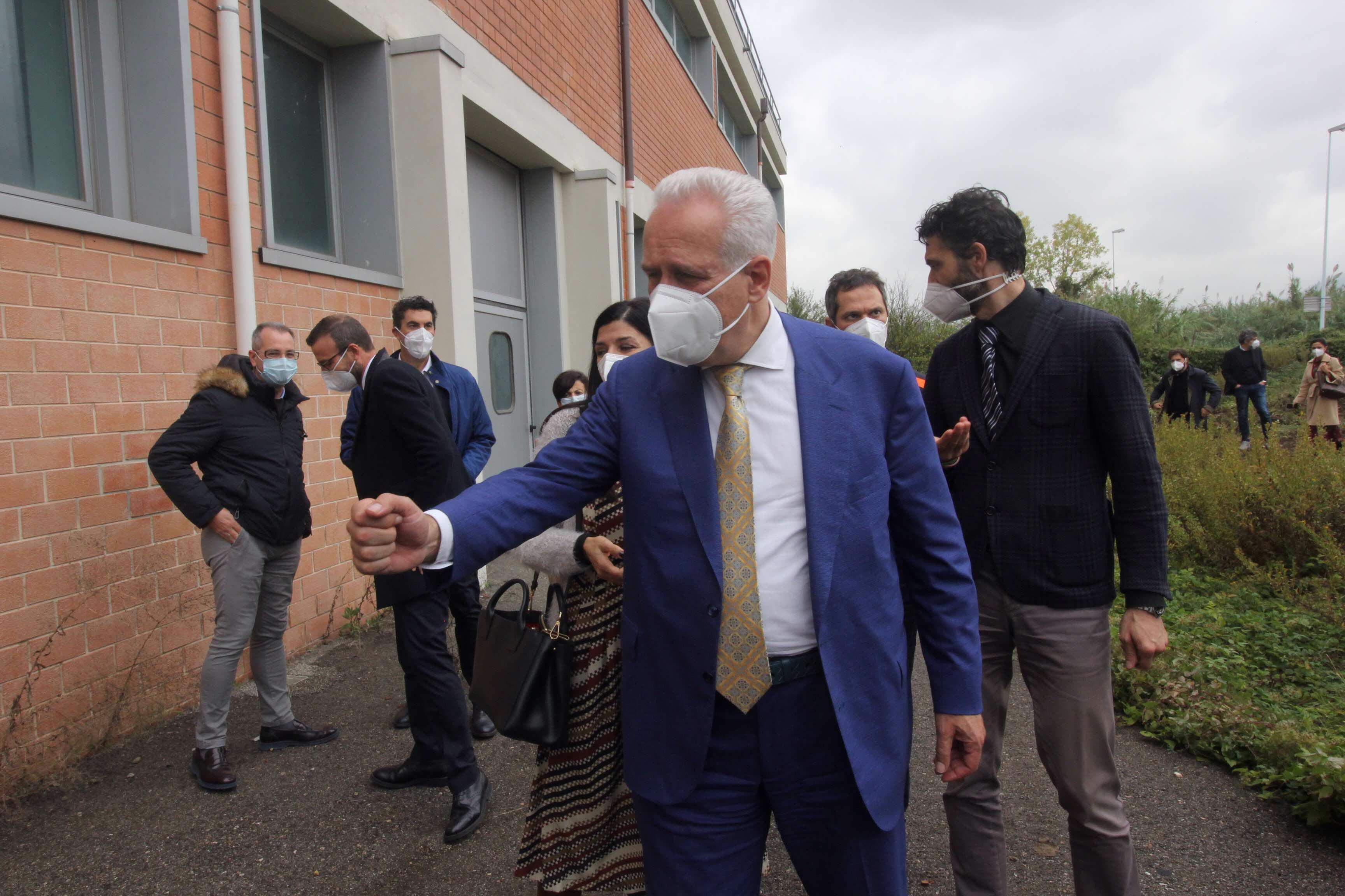 Il governatore toscano Eugenio Giani durante il sopralluogo all'ex Creaf di via Galcianese