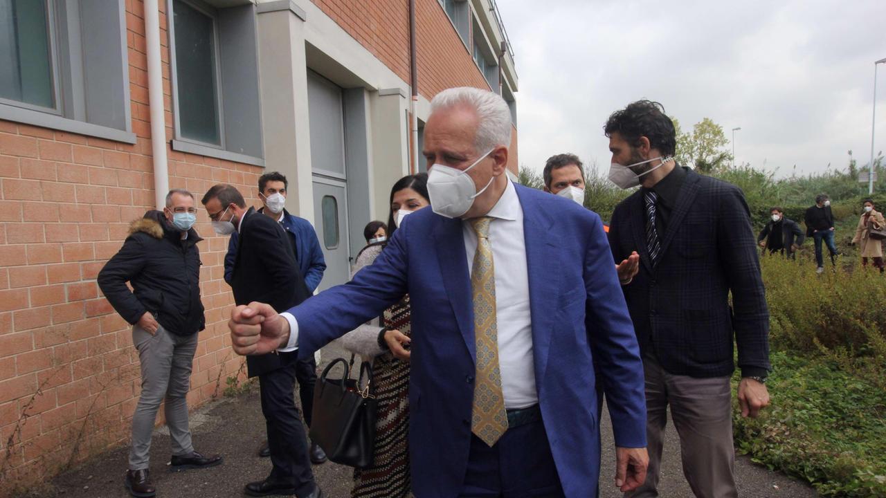 Il governatore toscano Eugenio Giani durante il sopralluogo all'ex Creaf di via Galcianese