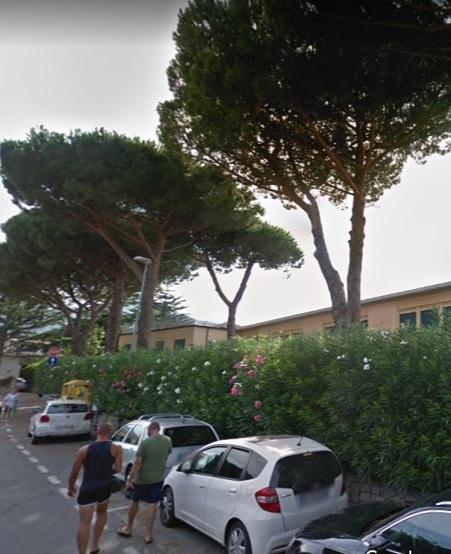 Lavori alla viabilità in via Murzi Arretra il muro della scuola 
