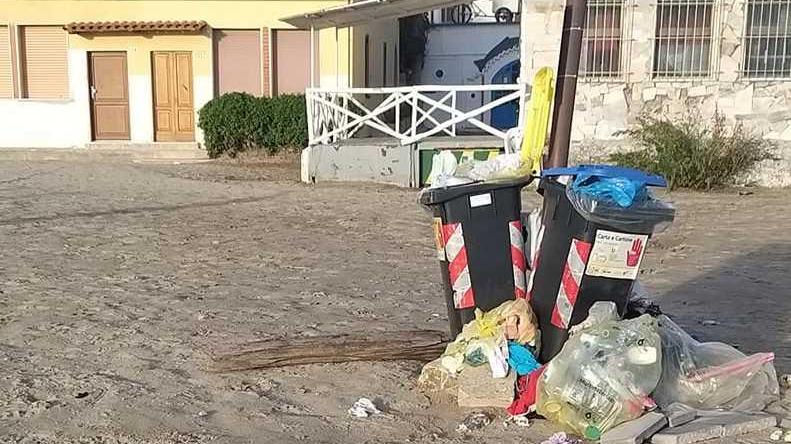 Cestini stracolmi Pulizia spiaggia da raddoppiare