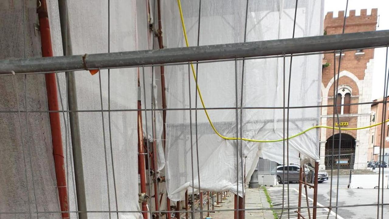 Quel cantiere è diventato luogo di spaccio, degrado e sporcizia