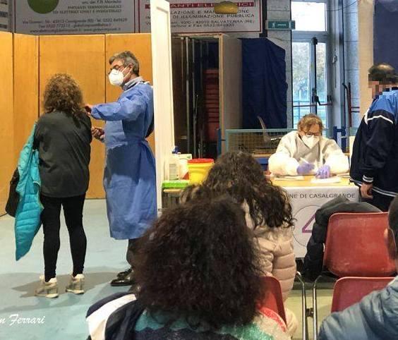 Vaccinazioni al bocciodromo bloccate per mancanza di dosi 